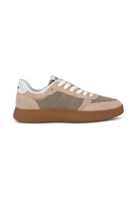 Beige sneaker med perforerat mönster och mockamaterial. Vita skosnören kontrasterar med den texturerade bruna sulan. Accentuerad med en vit hälflik.