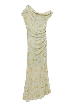 Rochie verde deschis, confecționată dintr-un material fluid, cu un decolteu drapat, model floral în nuanțe de galben și o siluetă lungă și dreaptă.