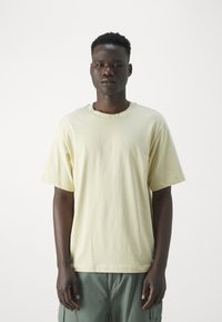 The North Face ZUMU RELAXED TEE - Apdrukāts T-krekls - gravel