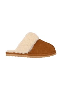 Suede bruine slipper met een fluffy crèmekleurige vacht bovenkant, platte tan zool, ronde neus en stiksel langs de rand voor extra duurzaamheid.