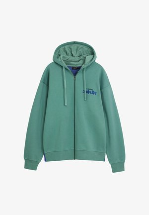 Grøn zip-up hættetrøje lavet af blødt stof med en stor hætte, der har sidelommer og et blåt logo på brystområdet.