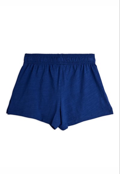 Μπλε ελαστικά σορτς με κανονική μέση, σε χαλαρή εφαρμογή, κατασκευασμένα από μαλακό, ελαφρύ ύφασμα, παρουσιασμένα επίπεδα σε λευκό φόντο.