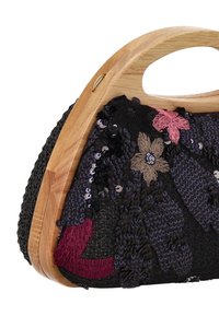 Bolso negro con lentejuelas y asa de madera, con bordado floral en rosa, beige y morado. Forma curva, superficie texturizada.