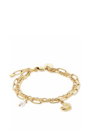 Doppellagiges Armband aus Goldkette mit einem kleinen weißen Perlenanhänger und einem goldenen Anhänger in Muschelform.