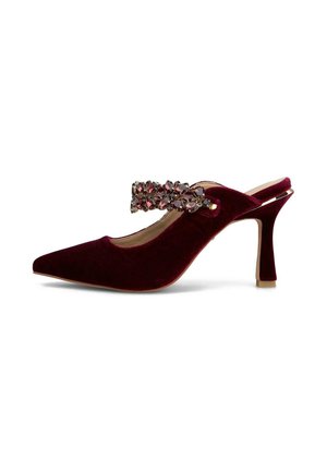 Zapato de tacón alto slingback de terciopelo burdeos con punta puntiaguda y tira con joyas en la parte superior.