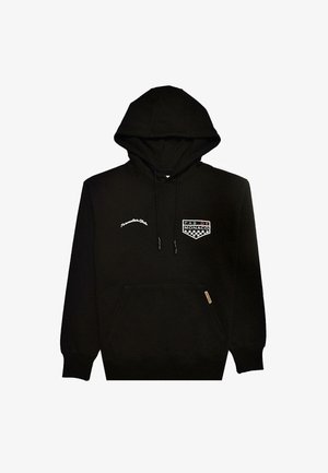 Sudadera con capucha negra hecha de tejido suave, con un bolsillo frontal, cordones ajustables y un parche bordado que dice "PAS DE MONACO".