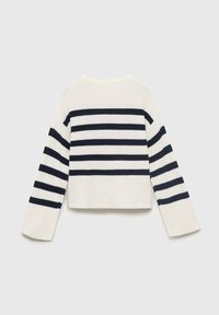 Gekürzter Strickpullover in Creme mit marineblauen horizontalen Streifen. Hat lange Ärmel und einen runden Halsausschnitt und besteht aus weichem Stoff.