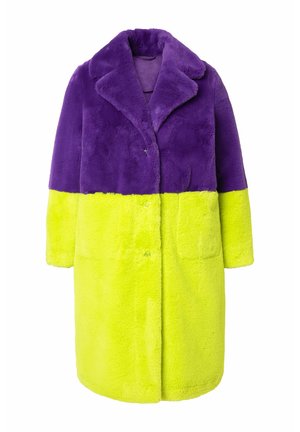 Manteau en fausse fourrure avec une partie supérieure vibrante en violet et une partie inférieure lumineuse en jaune. Il dispose d'un col en V, de deux poches avant et de boutons.