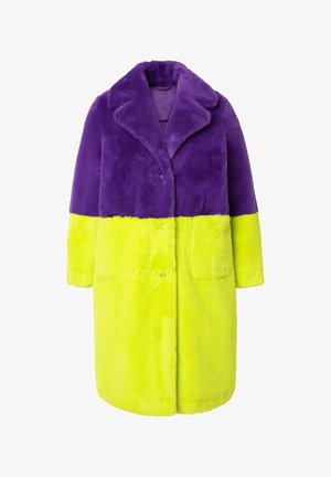 Faux fur frakke med en livlig lilla overdel og lysegule underdele. Har en korthals, to forlommer og knapper.