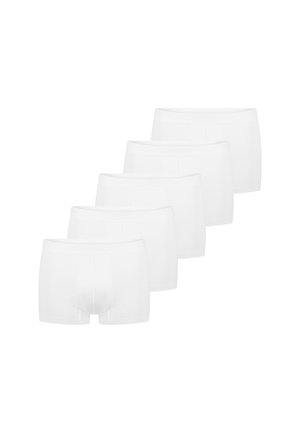 Fünf Paar schlichte weiße Herrenboxershorts, versetzt auf weißem Hintergrund angeordnet.