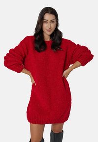 Czerwona, puszysta, oversize sukienka-sweterek z długimi rękawami i luźnym krojem, z prążkowanymi mankietami i miękkim, teksturowanym materiałem.