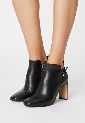 Steven New York, Bottines à talons hauts - black