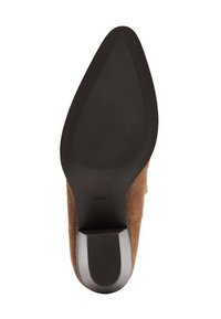 Zapato de tacón alto de ante marrón con punta afilada, suela de goma negra texturizada y detalle metálico en el tacón. Presenta ranuras horizontales para mayor tracción.