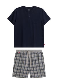 Granatowa koszula z krótkim rękawem z zapięciem na trzy guziki i haftowanym logo, zestawiona z szarymi szortami w kratę z elastycznym paskiem i sznurkiem do regulacji.