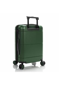 Valigia a mano rigida verde con finitura testurizzata, manico telescopico, lucchetto integrato e quattro ruote girevoli per una facile mobilità.