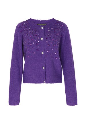 Cardigan violet avec des embellissements décoratifs violets et argentés, dotée d'un col rond, d'une fermeture à boutons à l'avant et de manches longues.