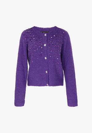Cárdigan morado con adornos decorativos en púrpura y plata, con cuello redondo, cierre de botones en el frente y mangas largas.