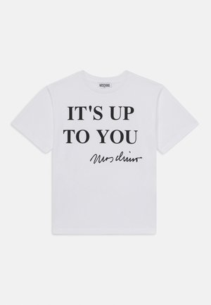 Camiseta de algodón blanco con mangas cortas, que presenta un texto en negrita de color negro que dice "DEPENDE DE TI" y una fuente distintiva debajo.