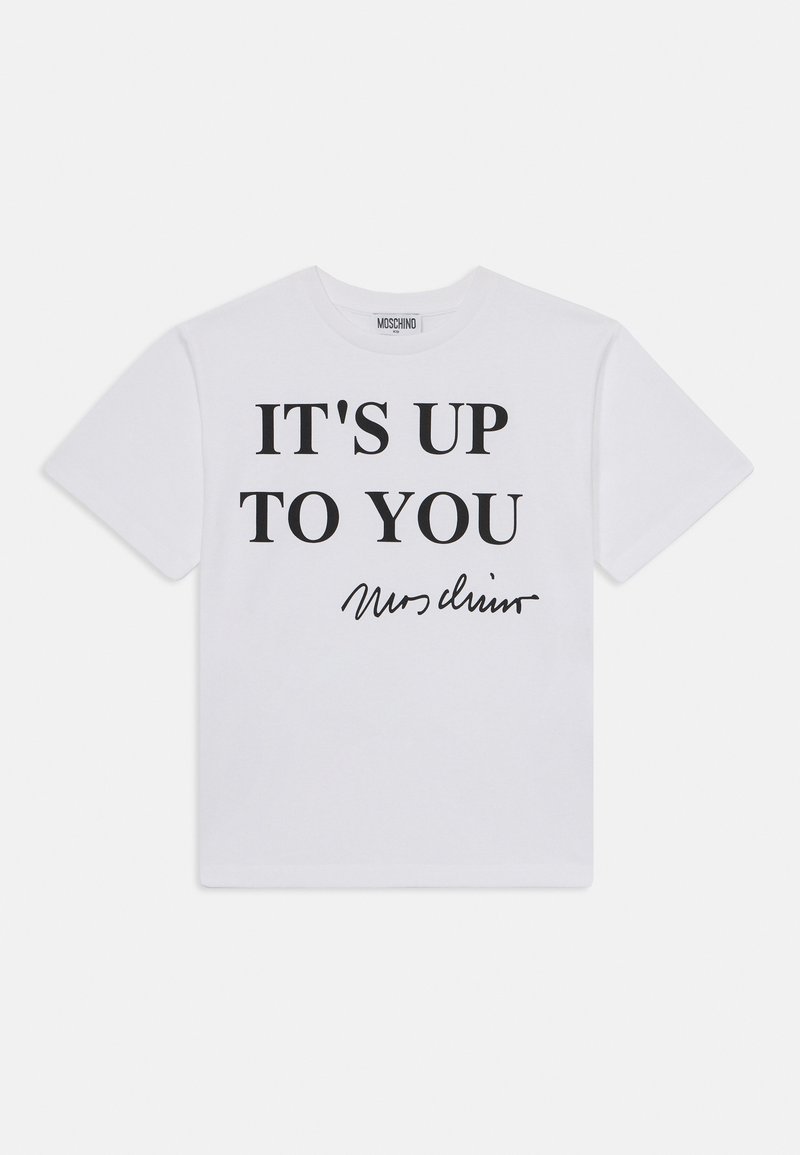 Camiseta de algodón blanco con mangas cortas, que presenta un texto en negrita de color negro que dice "DEPENDE DE TI" y una fuente distintiva debajo.