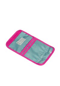 Portafoglio con un esterno in tessuto rosa dalla superficie liscia e un interno blu. Include più slot per carte e una tasca trasparente per l'ID.