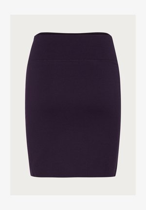 Falda ajustada de color púrpura oscuro, hecha de tejido elástico. Presenta una cintura suave y un diseño sencillo y limpio sin hardware visible ni patrones.