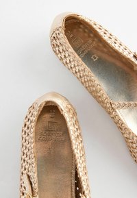 Next FOREVER COMFORT WEAVE MARY JANE - REGULAR FIT - Baletkurpes ar siksniņu ap potīti - gold