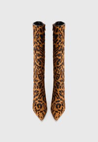 Čizmice do koljena s leopard uzorkom, izrađene od mekanog materijala, s šiljastim vrhovima, crnim naglascima i elegantnim, vitkim stilom.