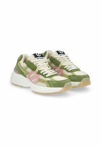 Zapatillas de malla verdes y beige con acentos rosas. Presentan una puntera redondeada, entresuela blanca, suela de goma texturizada y un logotipo de marca en contraste.