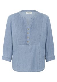 Blouse bleu clair, ressemblant à du denim, avec un col rond, des manches trois-quarts, des plis à l'avant et une fermeture à cinq boutons. Texture douce.