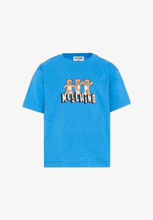 Niebieska dziecięca koszulka z trzema uśmiechającymi się misiami stojącymi nad stylizowanym napisem "MOSCHINO" na środku przodu.