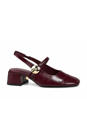 Bordeauxfarbener Lederslingback mit niedrigem Blockabsatz, runder goldener Schnalle und geschlossener Spitze mit dezenten Nahtdetails.