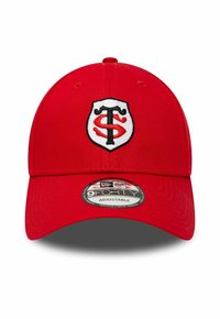 Cappellino da baseball rosso in cotone con fascia regolabile. Presenta un logo scudetto ricamato in bianco e nero ben visibile sul fronte.