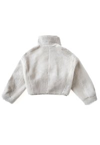 Veste courte en fausse fourrure blanche avec manches longues et col haut, vue de dos sur un fond blanc.