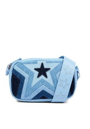 Piccola borsa a tracolla in denim con motivo a stelle sovrapposte in tonalità di blu e una tracolla azzurra chiara con decorazioni a stelle traforate.