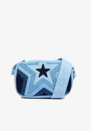 Kleine denim crossbodytas met een gelaagd sterrenpatroon in tinten blauw en een lichtblauwe band met geperforeerde sterontwerpen.