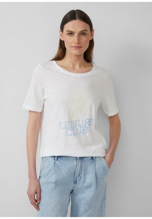 T-shirt blanc à manches courtes en tissu léger, arborant un imprimé graphique bleu décoloré avec le texte "LEISURE CLUB" sur le devant.