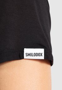 Smilodox CROP - T-shirts print - schwarz