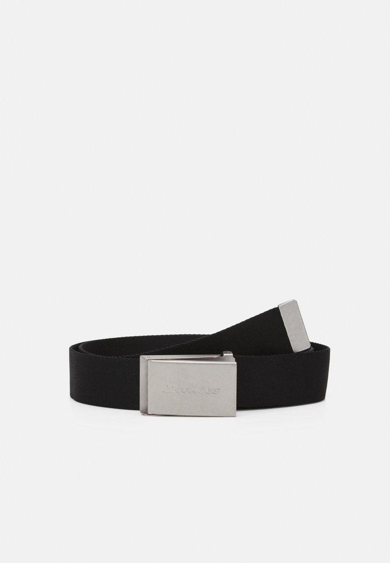 Ceinture en tissu noir avec boucle rectangulaire en métal argenté gravée de "Dickies", enroulée sur fond blanc.
