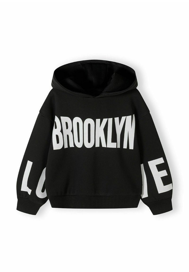Hoodie noir avec une poche kangourou à l'avant. Présente un grand texte blanc "BROOKLYN" et "LOVE". Tissu doux, poignets et ourlet côtelés.