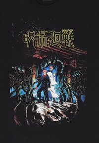 Czarny bawełniany T-shirt z grafiką w żywych kolorach, przedstawiający dwie postacie otoczone wirującymi mackami i czaszkami.
