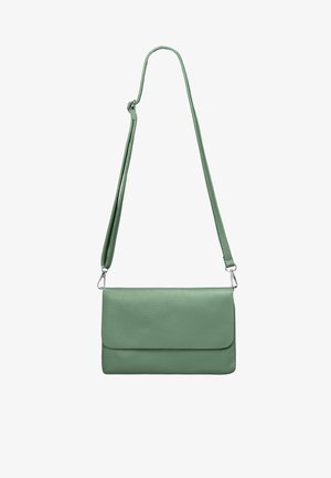 Grüne Leder-Umhängetasche mit strukturierter Oberfläche, ausgestattet mit einem Klappenverschluss und einem verstellbaren Trageriemen. Silberne Hardware-Details heben das Design hervor.