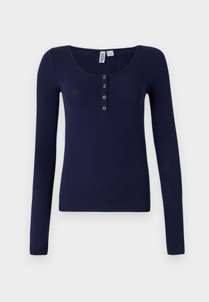 Marinblå långärmad topp i ribbat tyg, med rundad halsringning och tre knappar samt en figurnära passform.