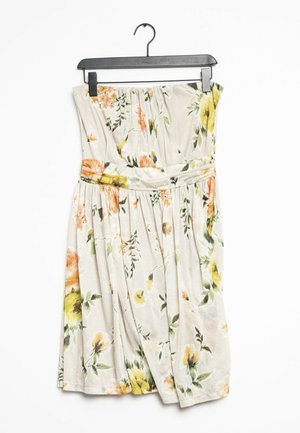 Robe sans bretelles à fleurs avec un fond beige, comportant des fleurs orange et jaunes, un corsage plissé et une taille cintrée.