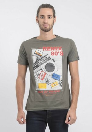T-shirt en coton vert olive avec un graphisme rétro de cassettes et d'une boîte à musique à l'avant ; col rond ; manches courtes ; coupe décontractée.