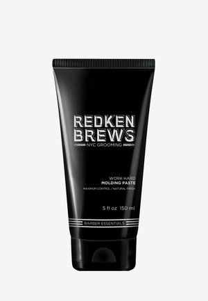 Zwarte plastic buis van Redken Brews Work Hard Molding Paste, gelabeld met witte tekst, met een matte afwerking en een flip-topdop.