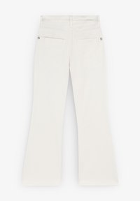 Witte flared jeans met een hoge taille, voorzien van twee achterzakken en metalen hardware accenten. Gladde stofstructuur met gestikte details.