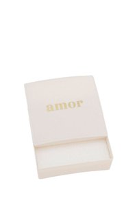 Mjuk krämfärgad låda med en slät yta, med ordet "amor" i guldtext på locket. Tom inredning utan fack.
