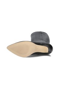 Zwarte leren enkellaars met een ronde neus en een gladde textuur. Voorzien van een platte zool met een lichte rubberen onderkant voor grip.