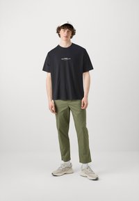 Jack & Jones JCOREFLECT TEE CREW NECK UNISEX - T-shirts med print - black