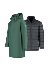 Groene waterdichte capuchonjas naast zwarte gewatteerde ritsjack, beide met lange mouwen en subtiele merkpatches op de mouwen.